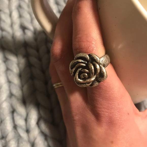 Jewelry - Silver rose cocktail ring